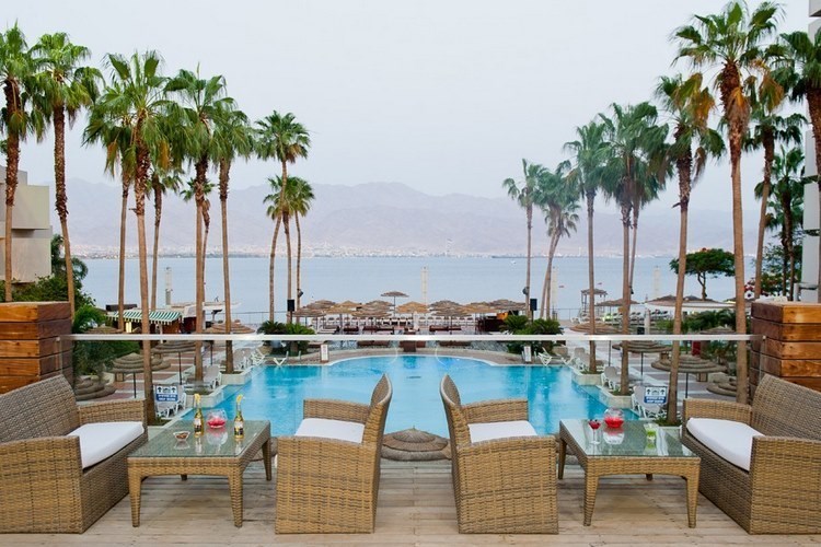 750x500-usuites-pool-balcony-view